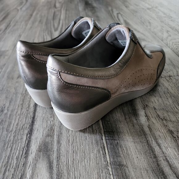 CLARKS Brown Suede Elastic Strap Oxfords Wedge Heel Walking Shoes Sneakers Sz 7 - Picture 4 of 7